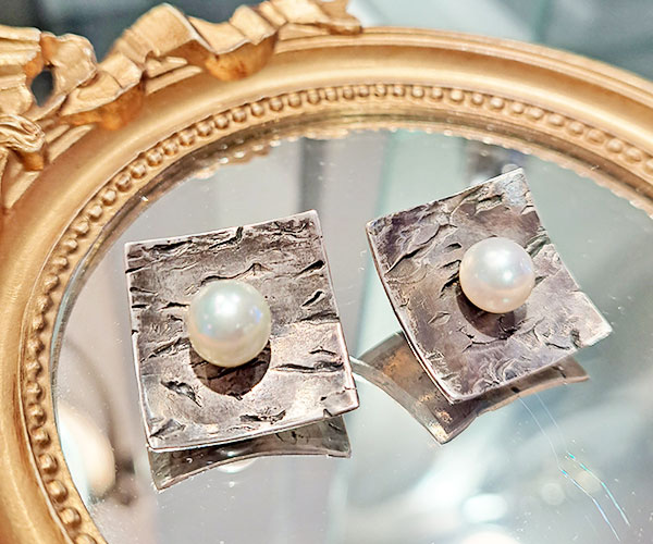 いぶし銀のイヤリングに